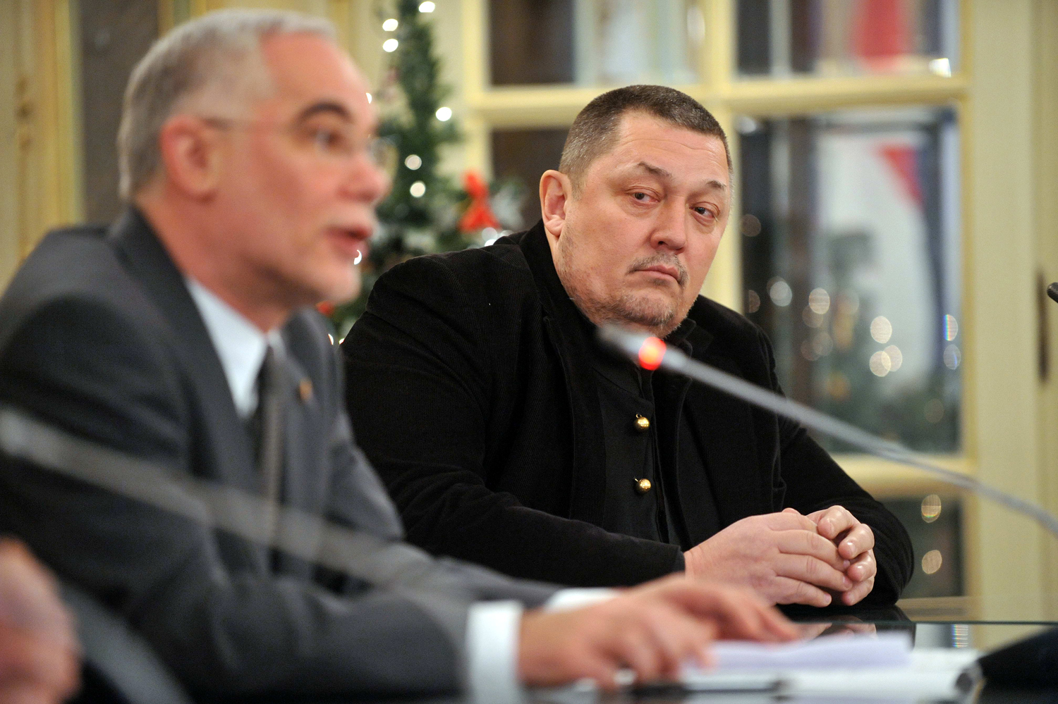 Vidnyanszky Attila hallgatja a pályázatban őt győztesként megnevező Balog Zoltán minisztert