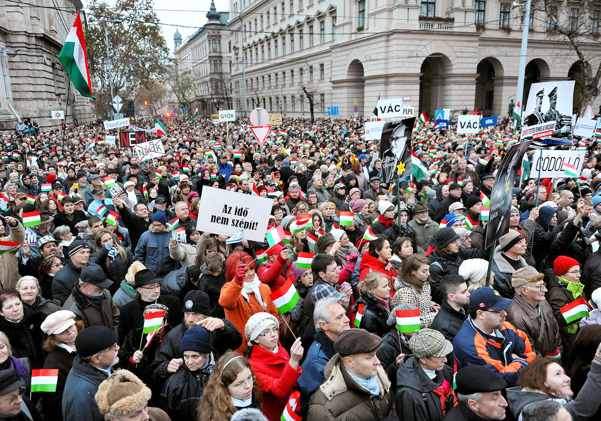 „Jobbik, takarodj!” – skandálták a beszédek közben a tüntetők