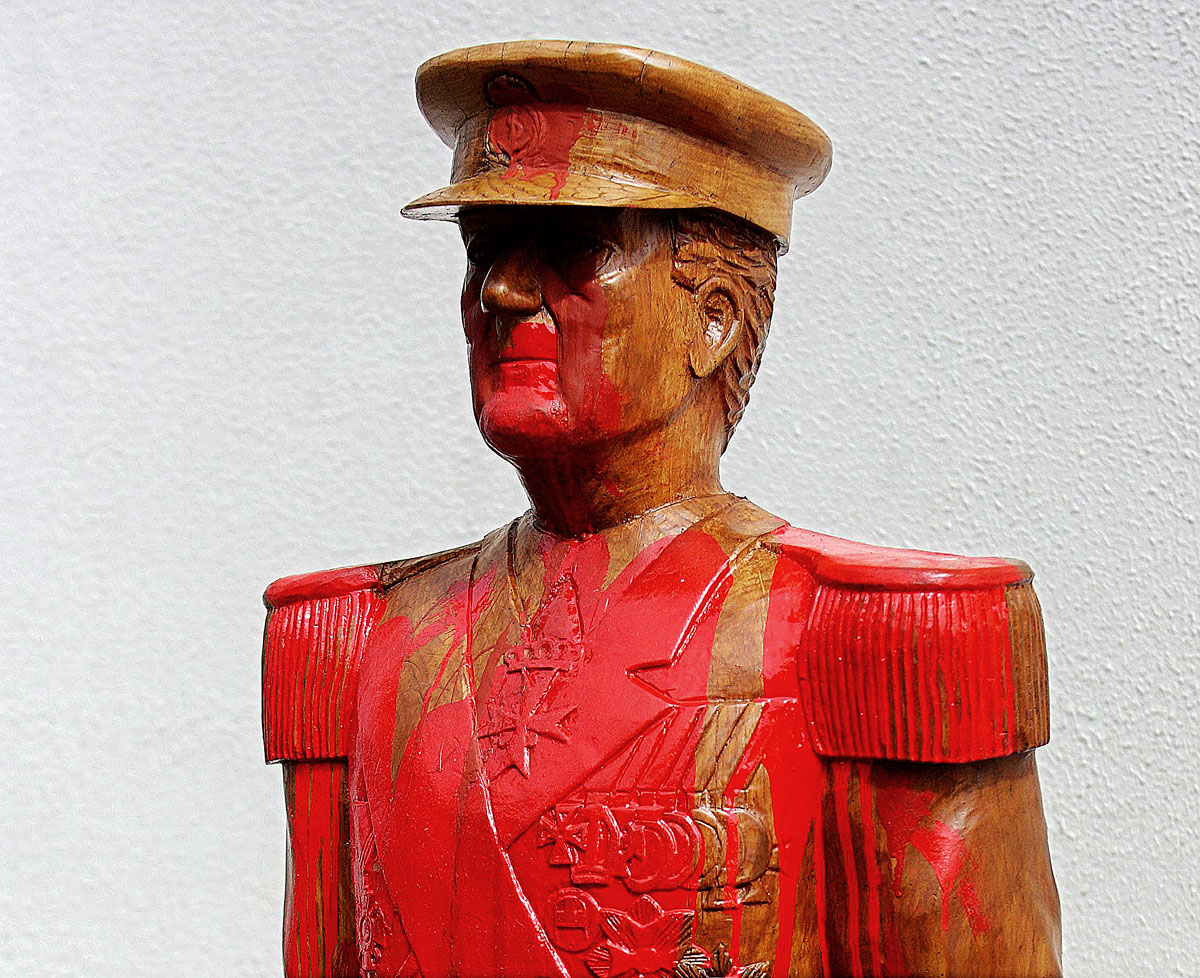 Horthy Miklós május 13-án felavatott, vörös festékkel leöntött szobra