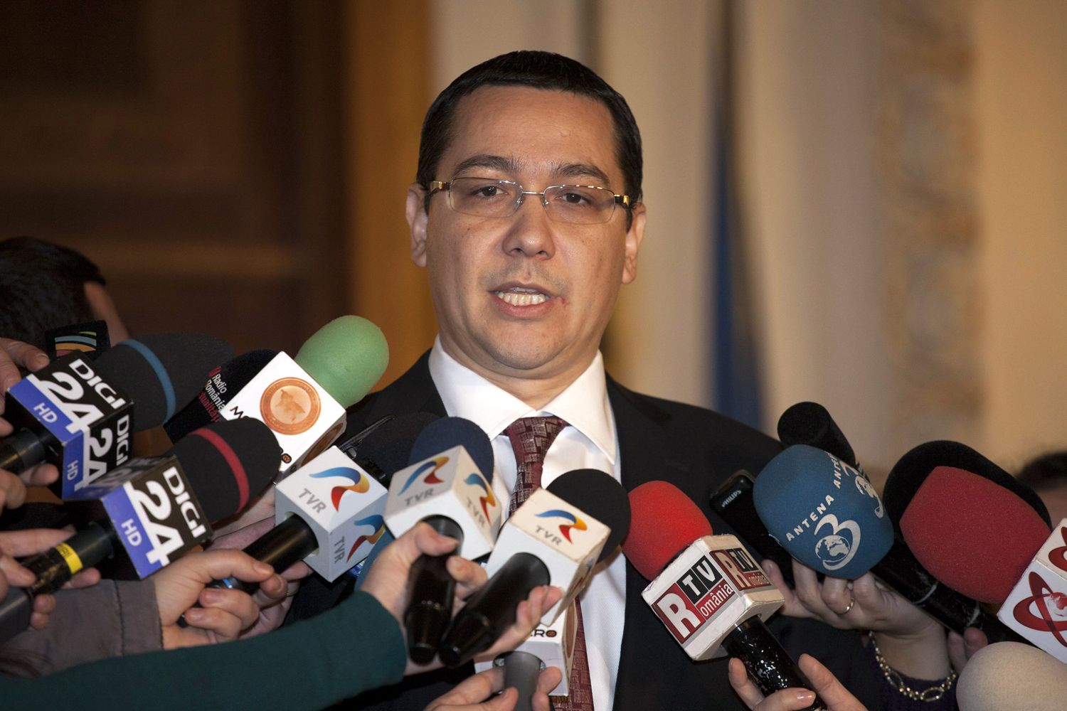 Victor Ponta régi-új miniszterelnök nyilatkozik a sajtónak. Az RMDSZ-t nem vonják be a kormányba
