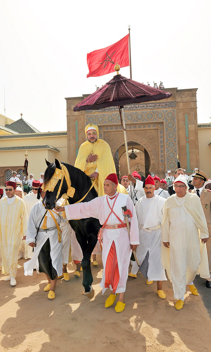 VI. Mohamed lóháton parádézik rabati palotájánál