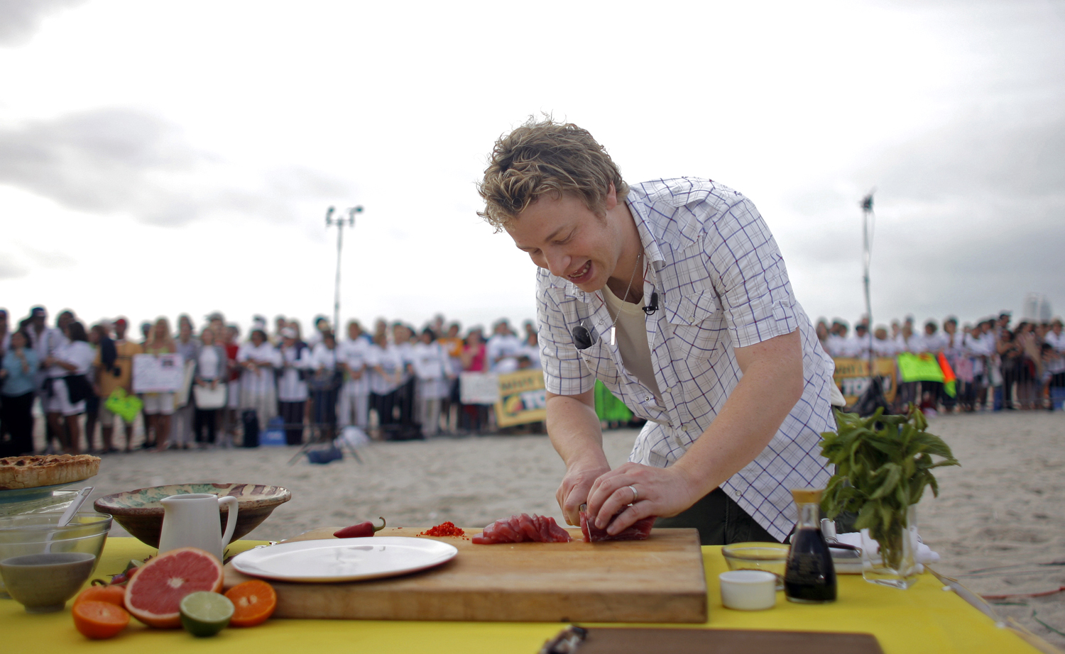 Jamie Oliver tonhalat szeletel egy amerikai reggeli műsorban