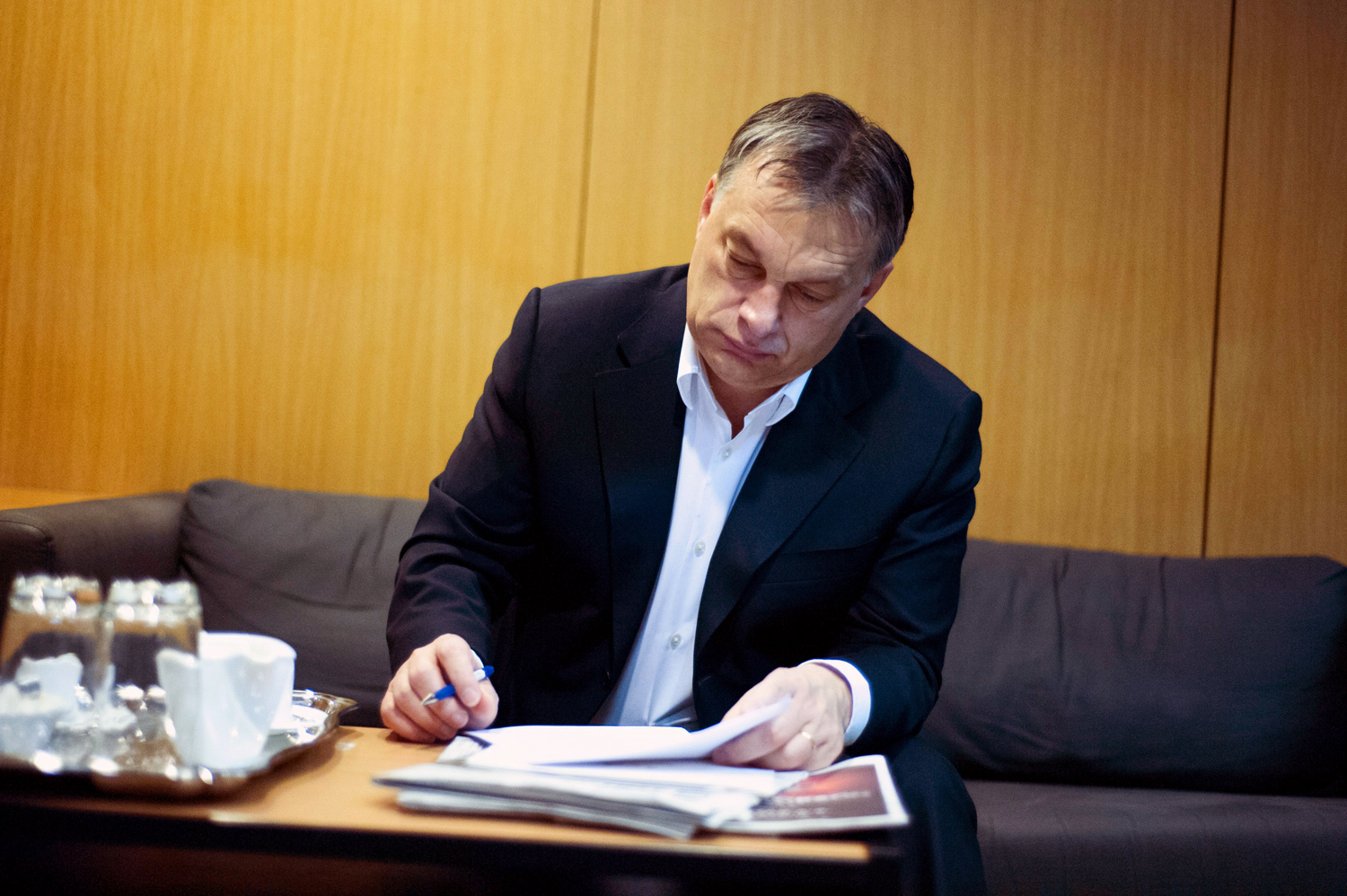 Mindent kitaláltak, mégis átírták a diákok kedvéért - Orbán Viktor a Kossuth Rádió stúdiójában várja az adásidőt