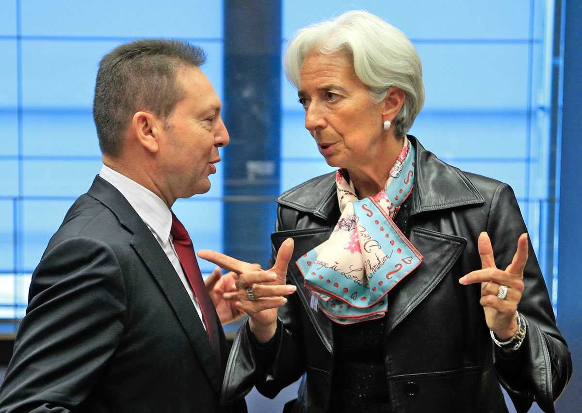 Janisz Szturnarasz görög pénzügyminiszter és Christine Lagarde IMF-vezérigazgató. Egymásra mutogatnak