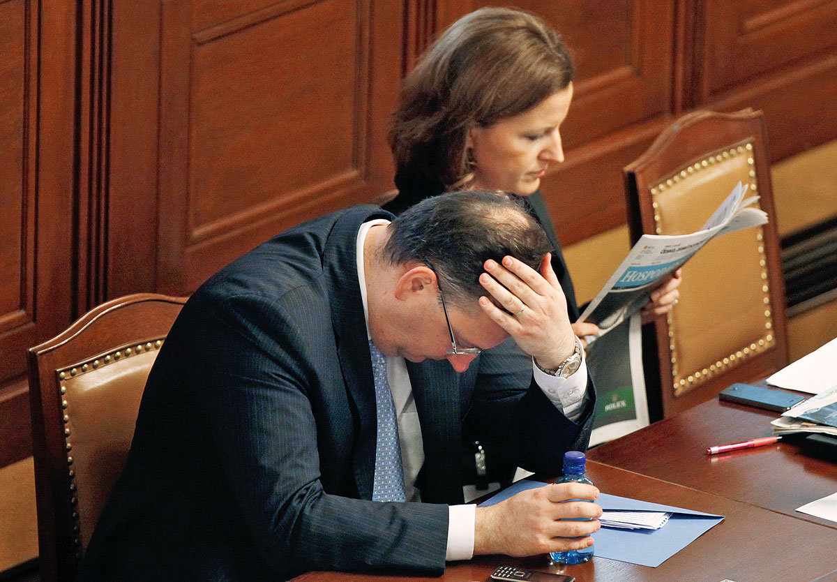 Petr Necas kormányfő és Karolina Peake a prágai törvényhozásban. Fájhat a fejük