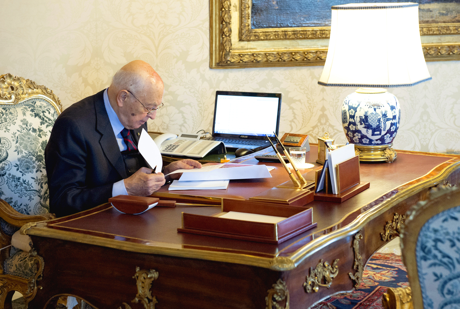 Giorgio Napolitano ellenőrzi a papírokat a római Quirinale palotában, mielőtt kiírja a választásokat