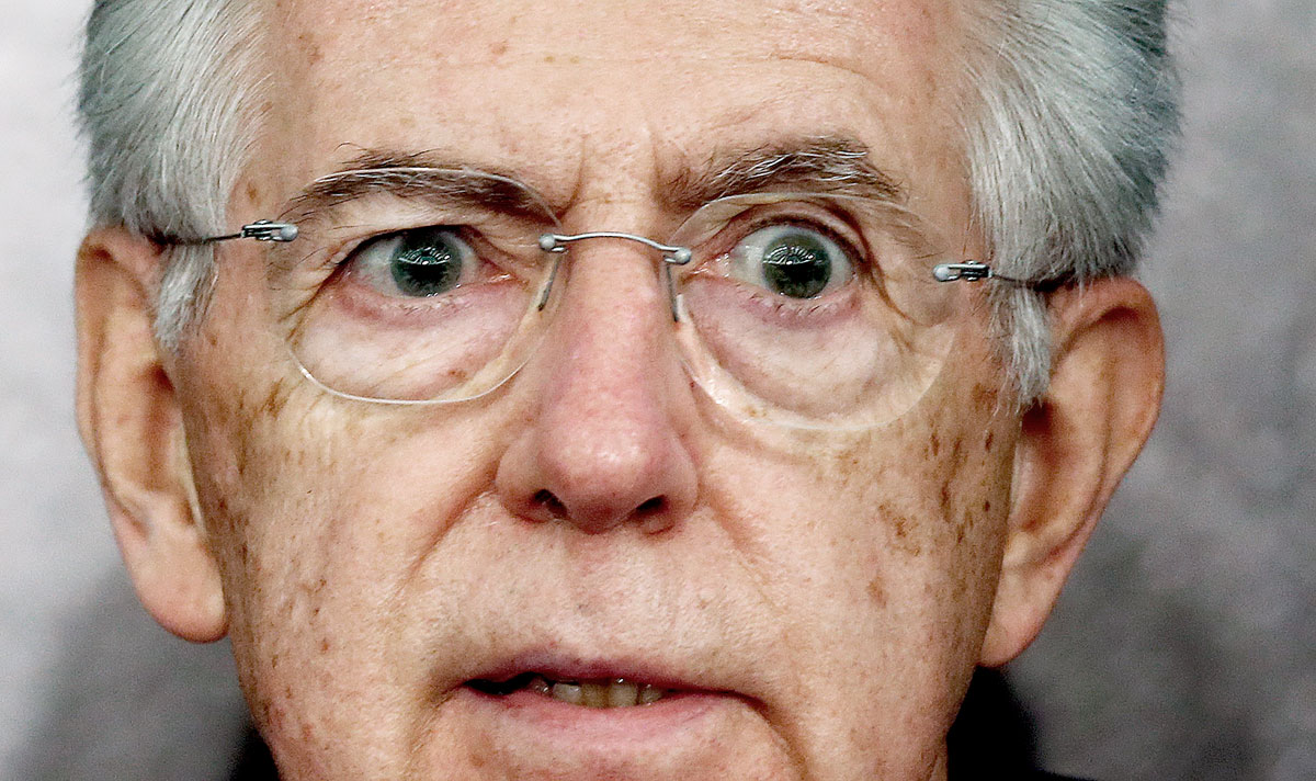 Mario Monti vasárnapi sajtóértekezletén. Adócsökkentésre vele nem lehet számítani