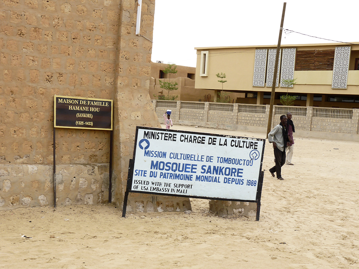 UNESCO-tábla Timbuktuban. Hiába a tiltakozás, a kegyhelyeknek csákánnyal is nekiesnek a szélsőségesek