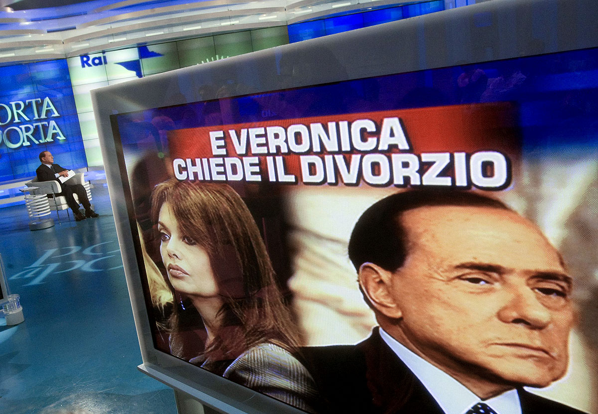 A korosodó Berlusconi egyre fiatalabb nőkkel szerette körülvenni magát. Ezt elégelte meg felesége Veronica Lario, aki azután adta be a válókeresetet, hogy a kormányfő részt vett egy 18 éves kezdő modell születésnapi buliján