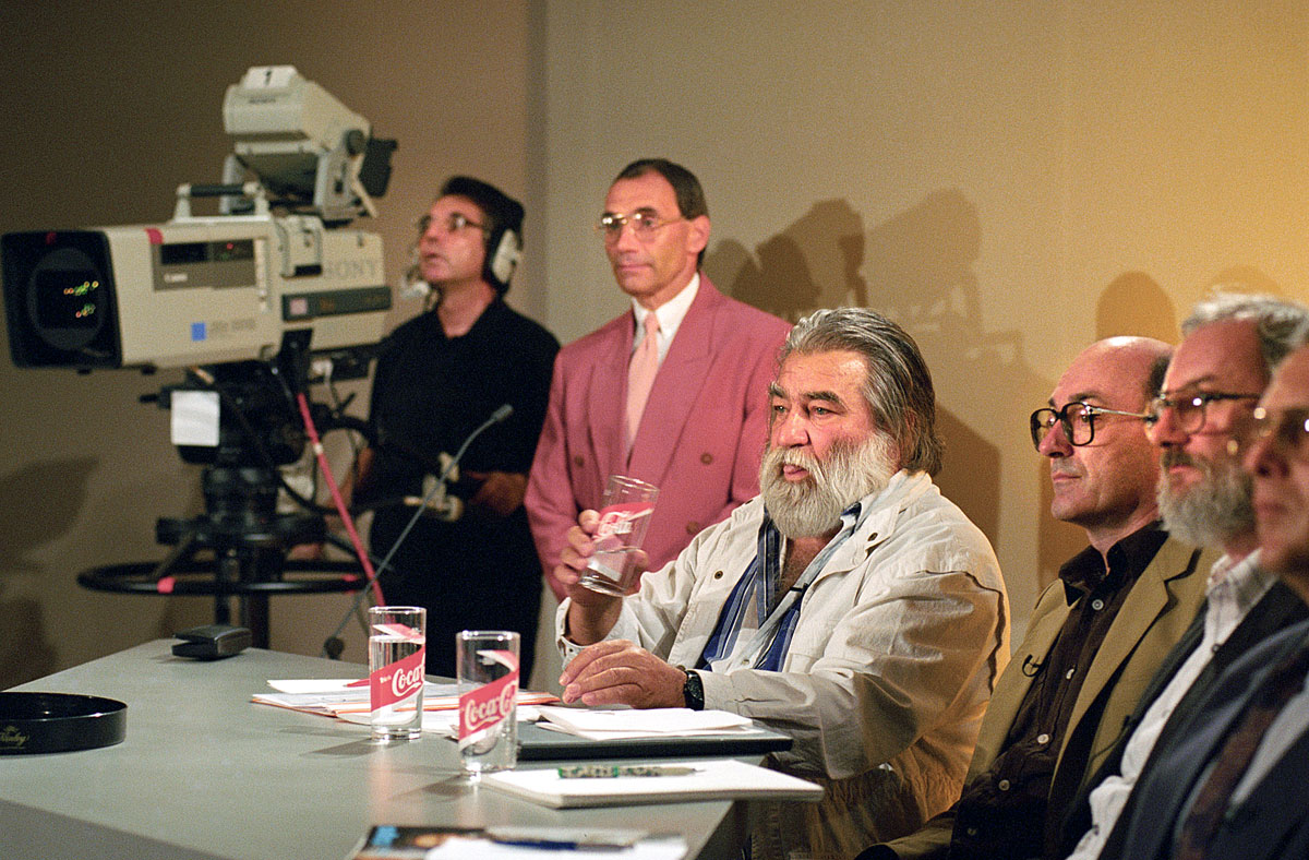 Sára Sándor (középen) a Duna Televízió nemzetközi sajtótájékoztatóján, 1993 augusztusában