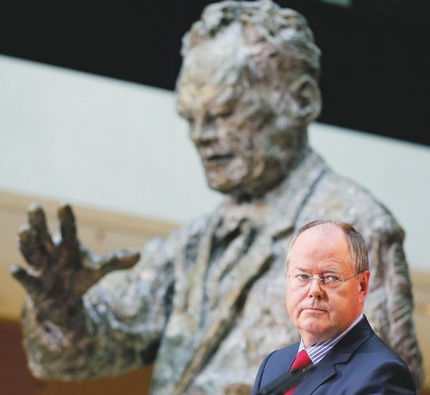 Peer Steinbrück, az SPD kancellárjelöltje Willy Brandt szobra előtt, a nagy múltú párt berlini székházában. Archív felvétel 