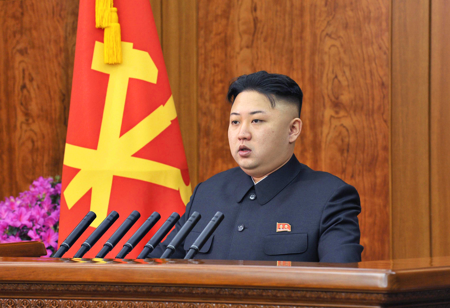 Kim Dzsong-Un újévi köszöntőt mond az észak-koreai hírügynökség által közzétett hivatalos fotón