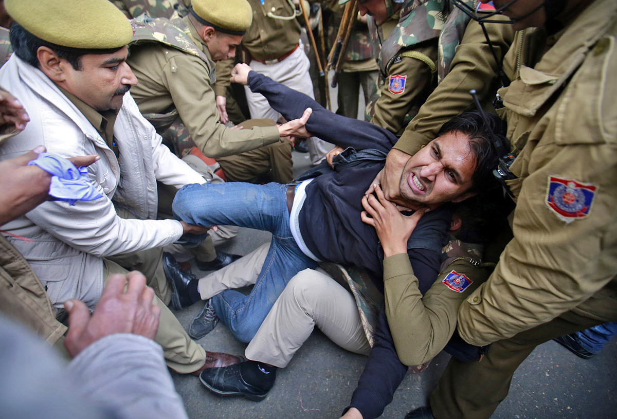 A rendőrök több tüntetőt is letartóztattak Delhiben