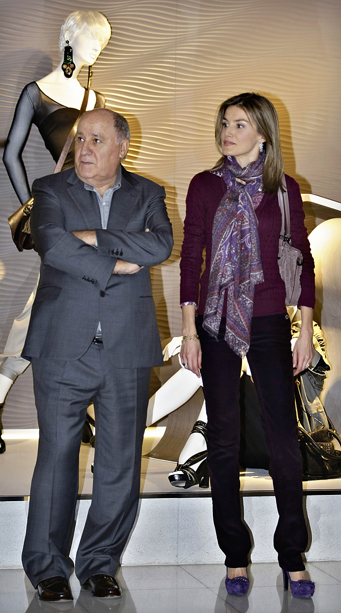 Amancio Ortega Letícia spanyol hercegnőt kalauzolja az Inditex La coruna-i gyárában, még 2008-ban. Azóta Ortega gazdagabb, Spanyolország szegényebb lett.
