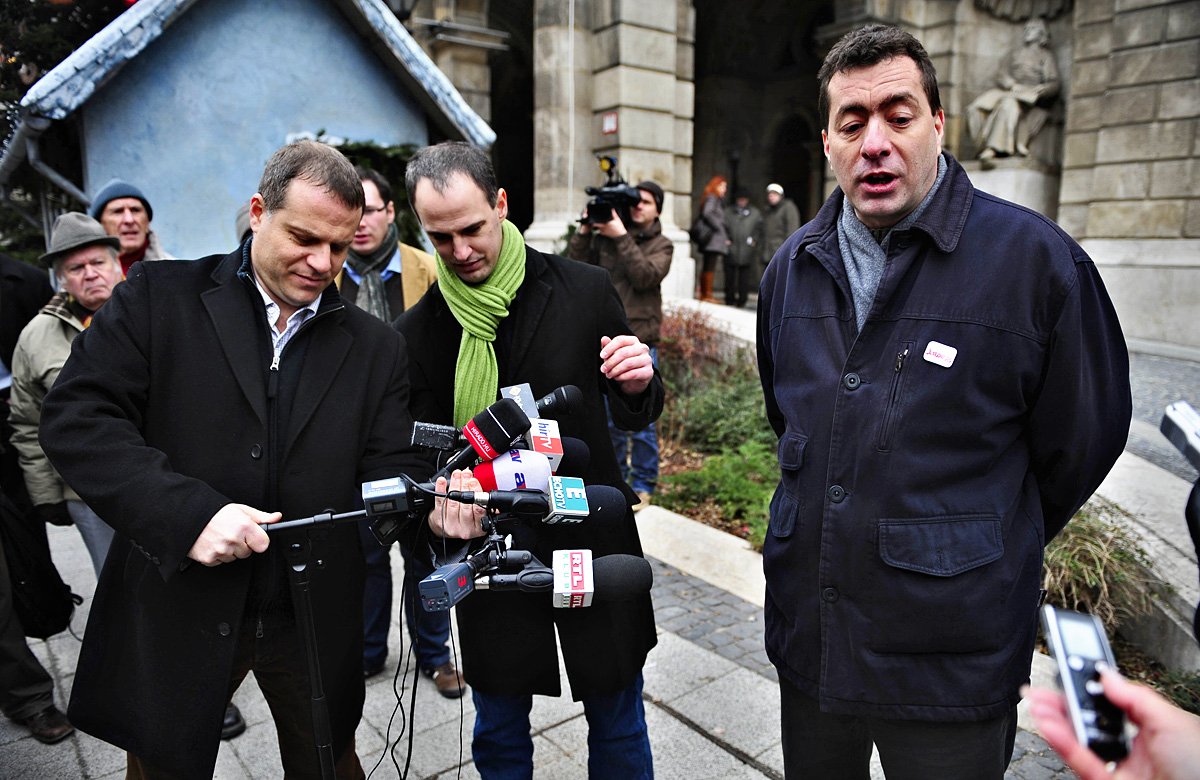 Budapest, 2013. január 2. Juhász Péter, a Milla Egyesület elnöke  2013. január 2-án az Operaház előtt tartott sajtótájékoztatón, ahol bejelentették, hogy az Együtt 2014 mozgalom vezetői „a jogállam helyreállításának és megújításának programjával