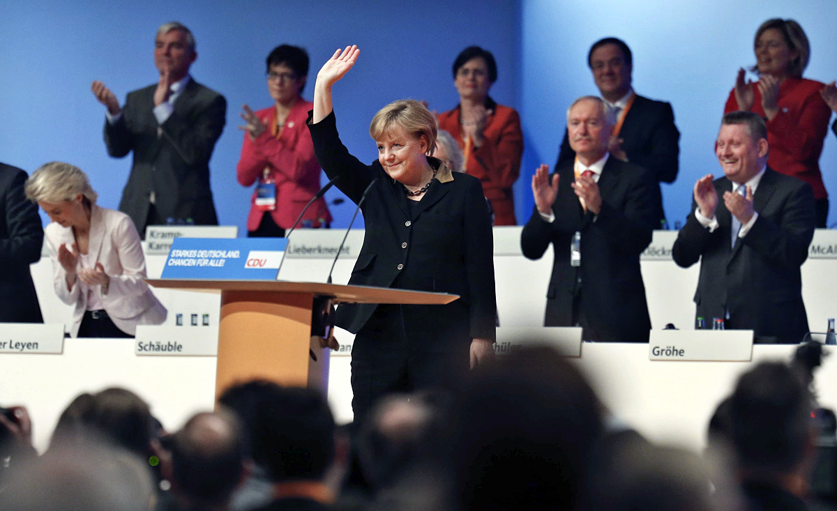 Merkel fogadja a tapsot. Szükségmegoldásként ketzdte, de párton belül senki nem kérdőjelezi meg
