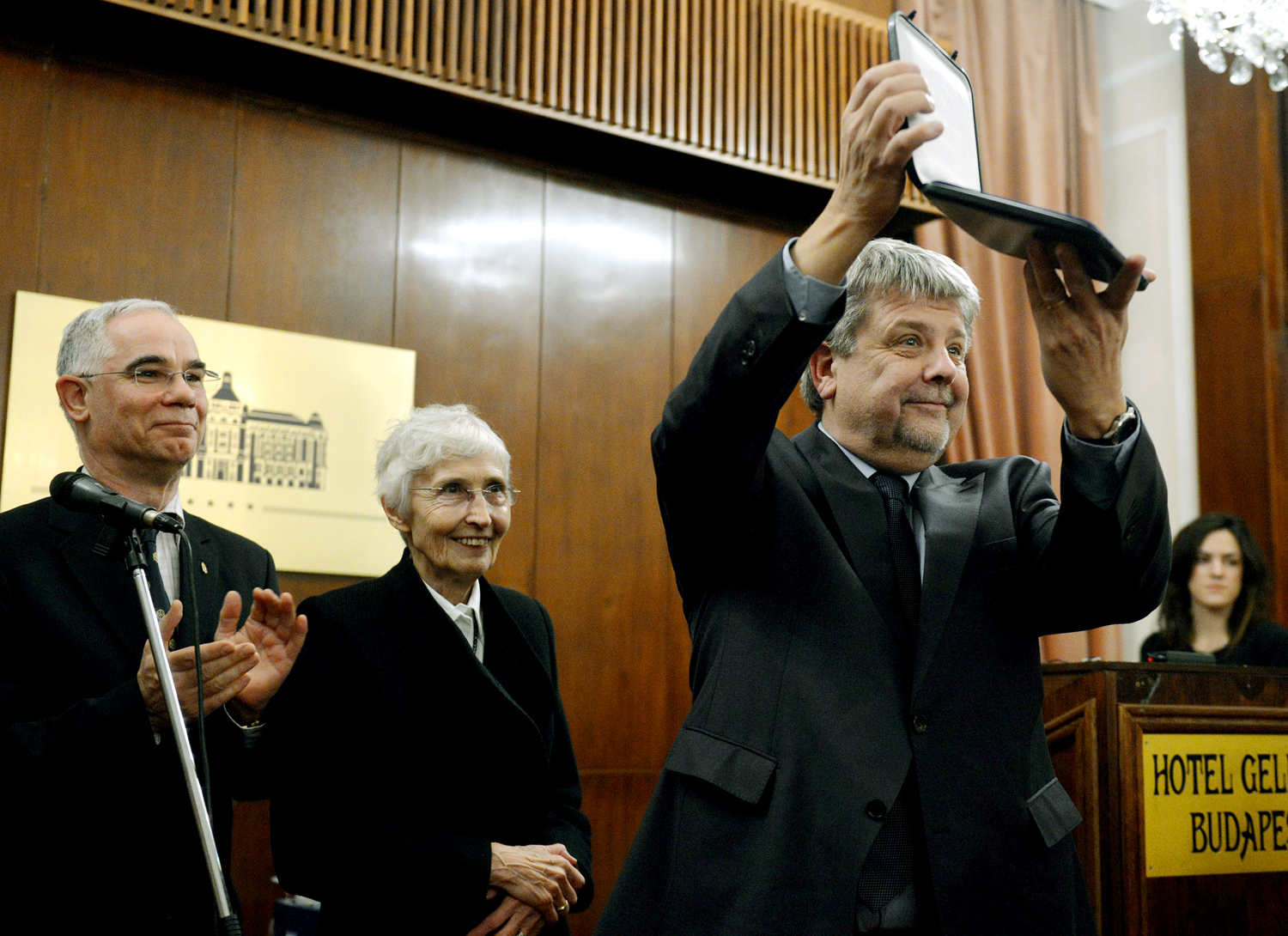 Balog Zoltán és Mádl Dalma adta át a Fidesz pártalapítványának díját Csizmadia Lászlónak, a Békemenet szervezőjének