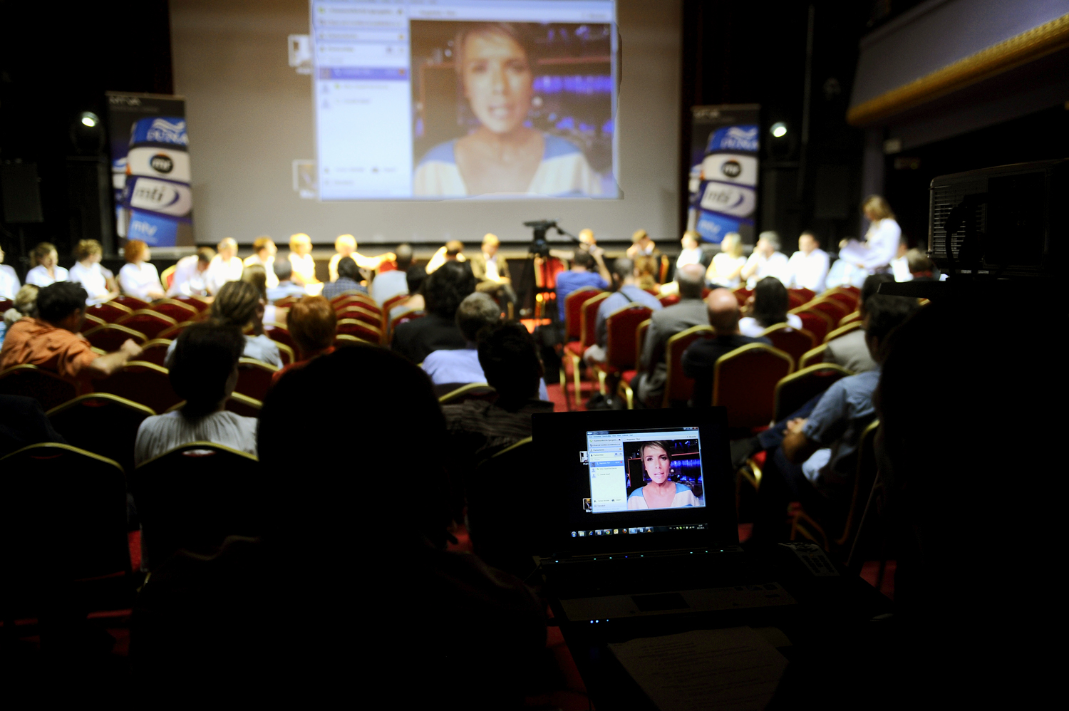Amikor még D. Tóth Krisztinát mutatta be sztárként az MTVA: az új műsorrendet ismertető tájékoztatón Skype-on jelentkezik be a műsorvezető 2011 szeptember 15-én