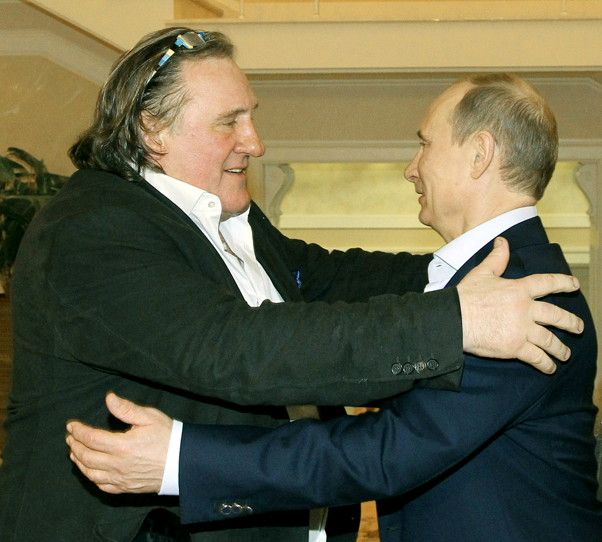 Egy igazi férfibarátság: az újdonsült orosz Depardieu és elnöke, Putyin az útlevélátadáson Szocsiban