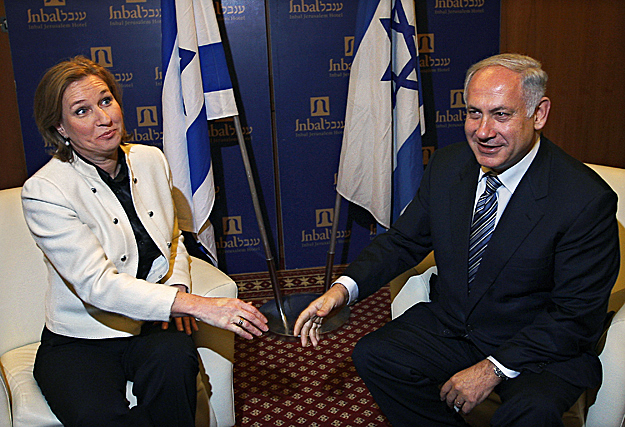 Benjamin Netanjahu (jobbra) a Likud vezetőjeként és Cipi Livni (balra) akkor még a Kadima vezetőjeként és külügyminiszterként 2009-ben