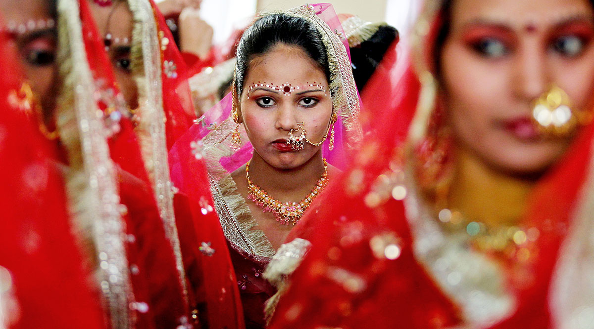 Felékszerezett menyasszony Újdelhiben. A nők alárendelt szerepe mélyen gyökerezik a társadalomban