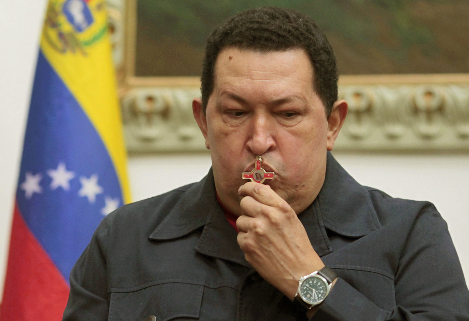 Hugo Chavez megcsókol egy keresztet, miután tavaly decemberben nyilvánosan bejelentette, daganatos betegségének kiújulása miatt újabb műtéten fog átesni