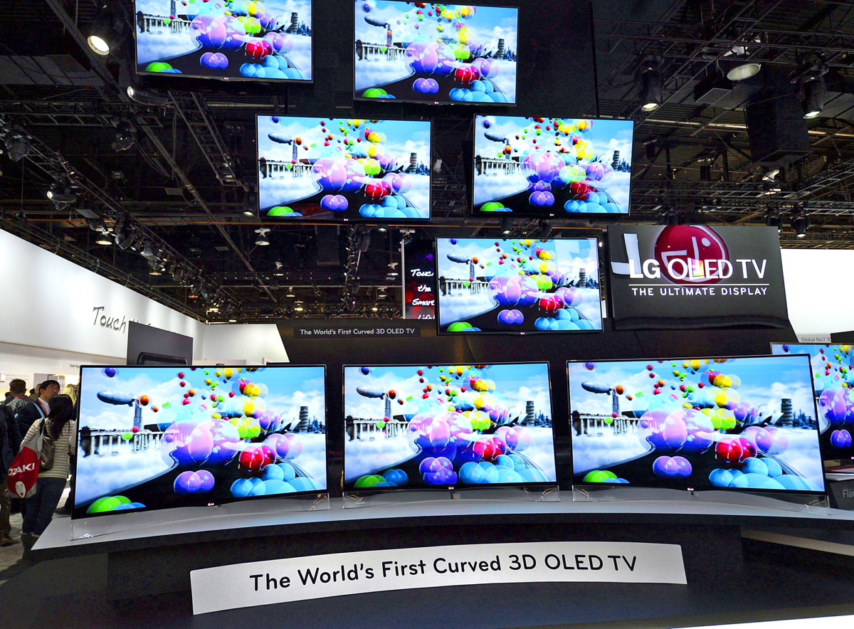 A világ első hajlított képernyős, szerves fénykibocsátású diódával (OLED) készített háromdimenziós televíziója az LG standján