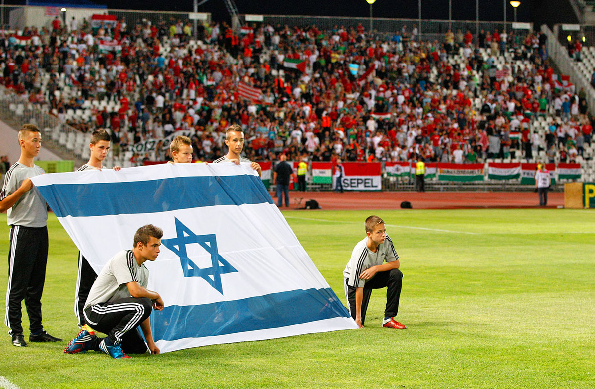 Az izraeli zászló a Puskás stadionban az augusztusi barátságos mérkőzés előtt 