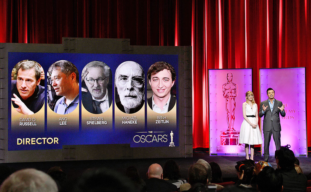 Emma Stone és Seth MacFarlane a legjobb rendező kategória jelöltjeit ismerteti a Beverly Hills-i ceremónián