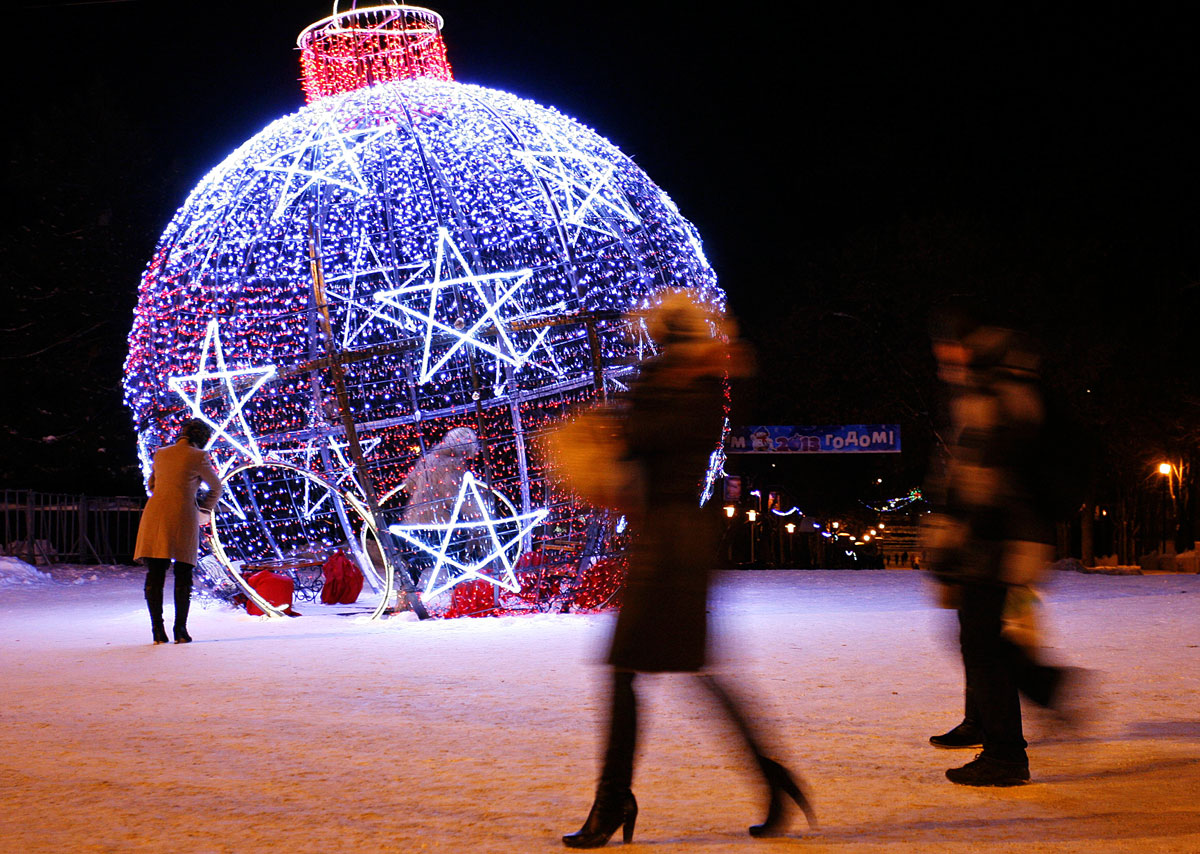 Óriás karácsonyfadísz Rosztovban. Tíznapos ünnepet hoz az újév