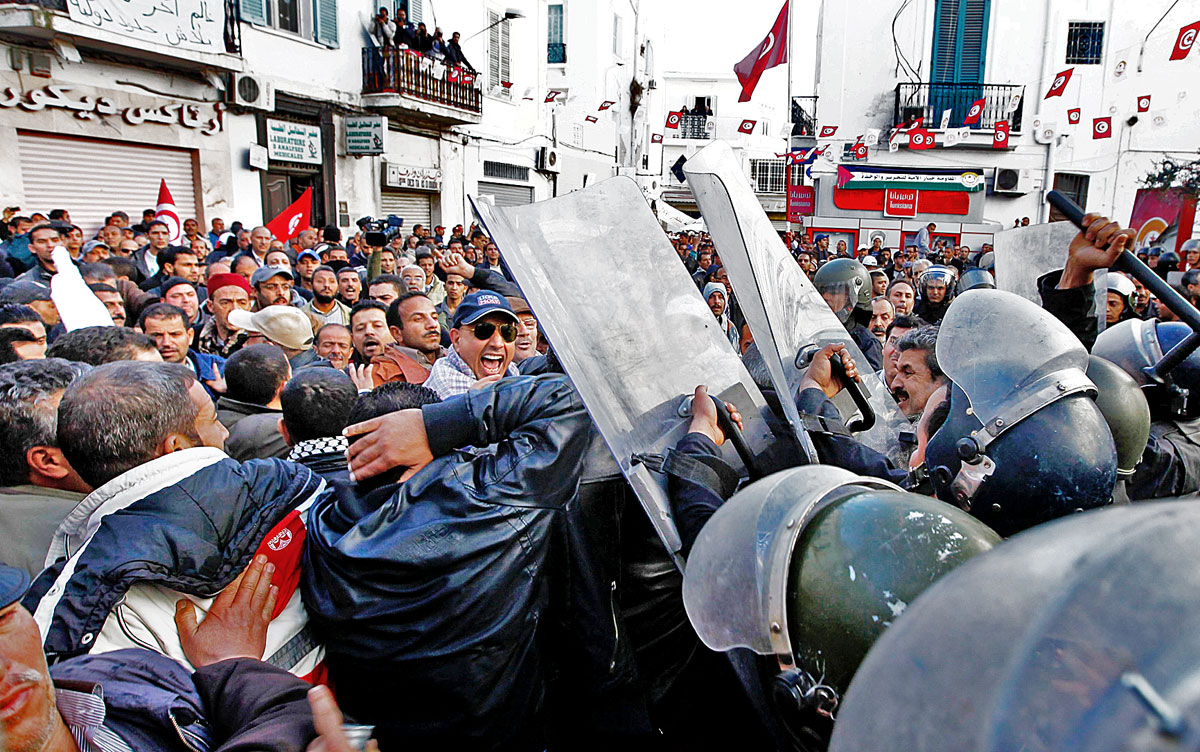 Összecsapás Tuniszban a rendőrök és a szakszervezetiek között