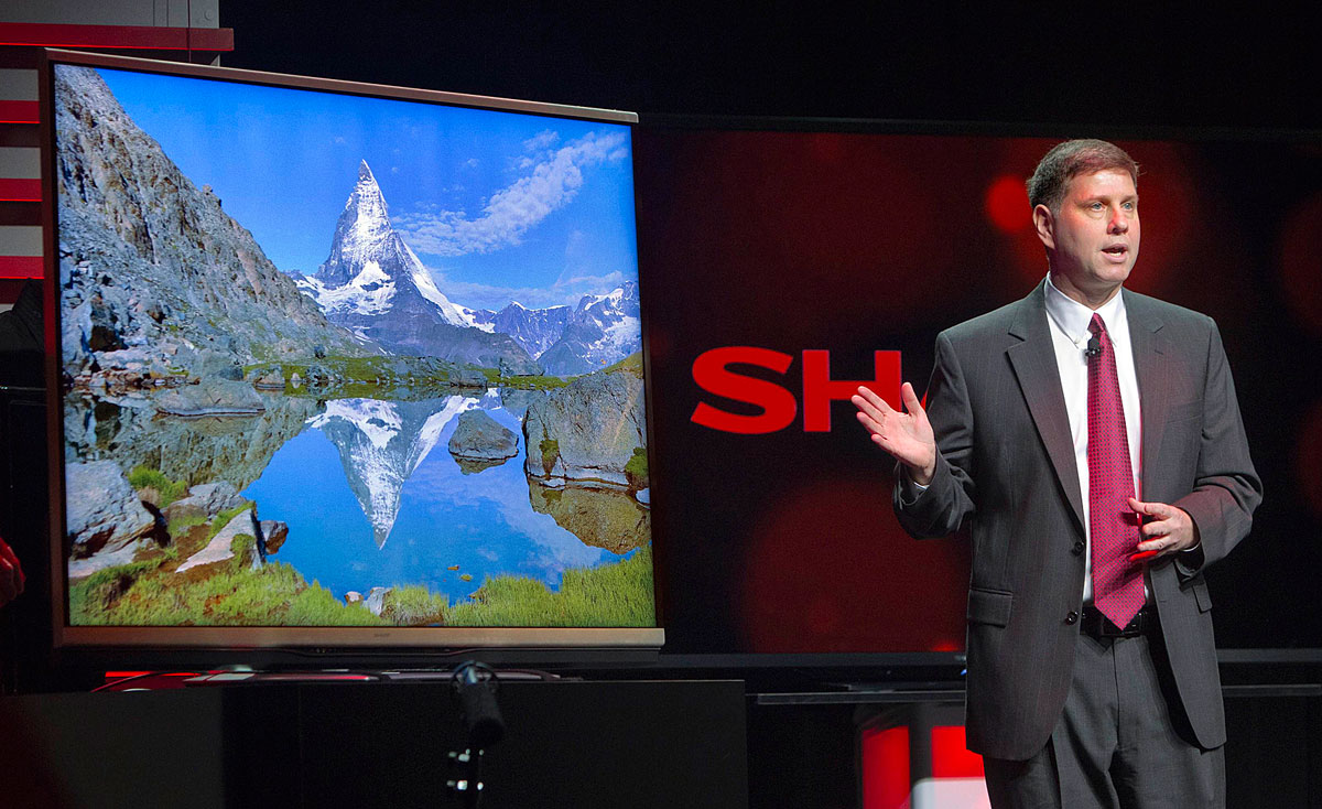 Jim Sanduski, a Sharp alelnöke szerint már nem kell méterekről nézni a nagy tévéket