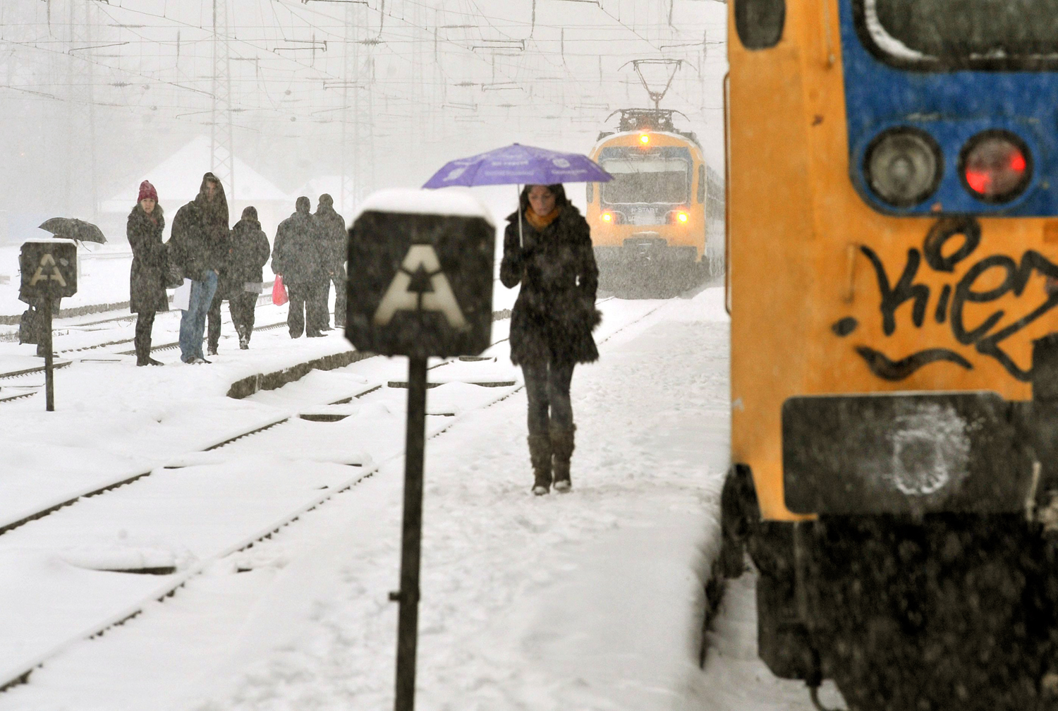 Rákospalota-Újpest vasútállomáson utasok várakoznak a szakadó hóesésben