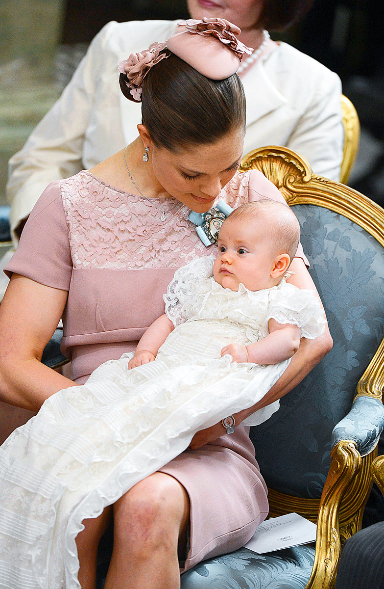 A svéd Viktória hercegnő és a kislánya, Estelle. Egyenlő esélyekkel indulnak