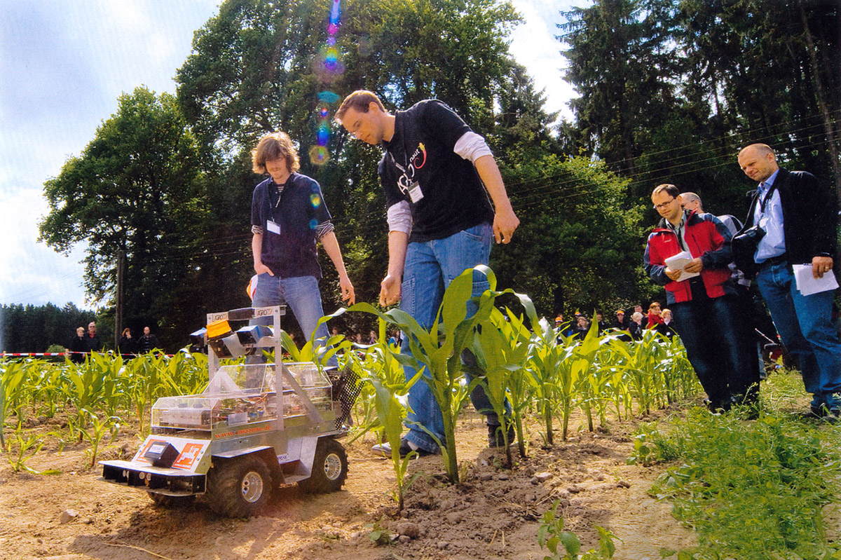 Az OptiMaizer robot optikai érzékelőivel „lát”, ezek segítségével tájékozódik a kukoricaföldön