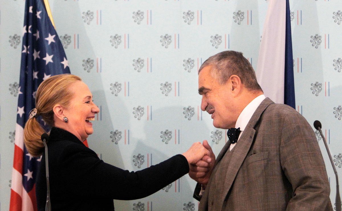 Karel Schwarzenberg cseh külügyminiszter Hillary Clinton amerikai külügyminisztert üdvözli