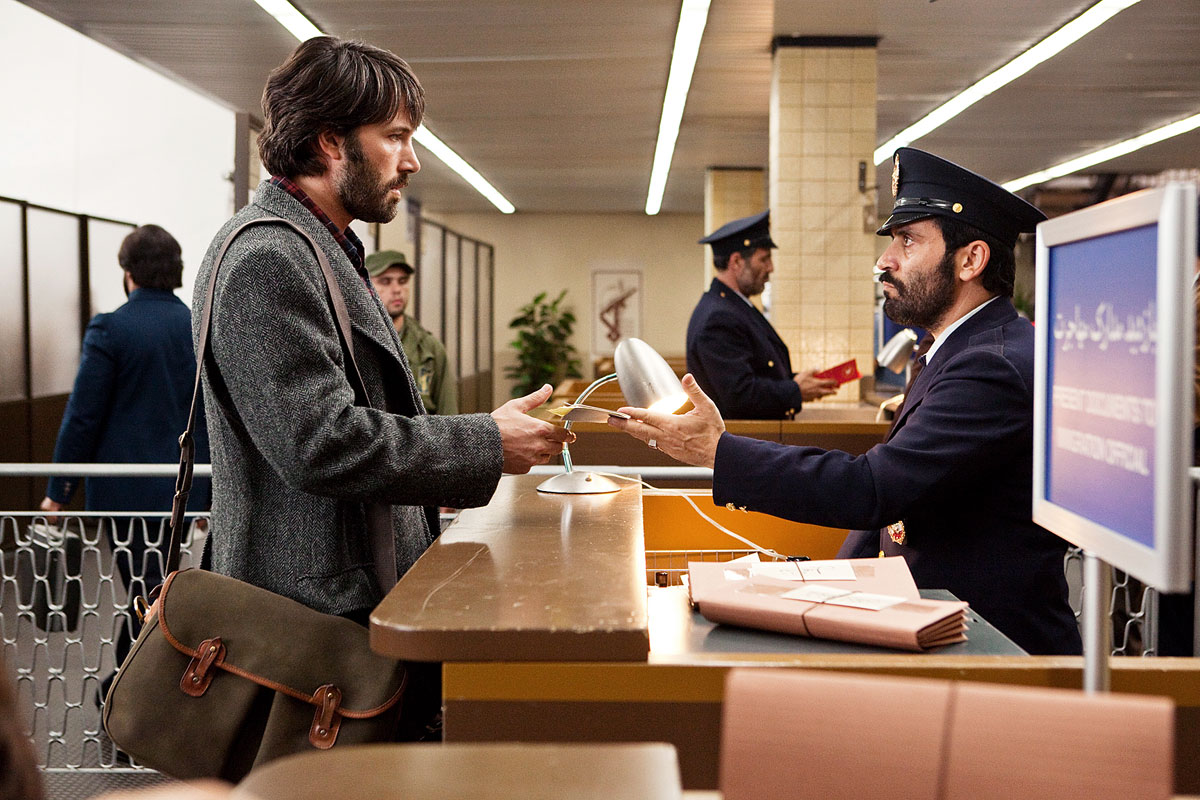 Ben Affleck mint CIA-ügynök a teheráni reptéren