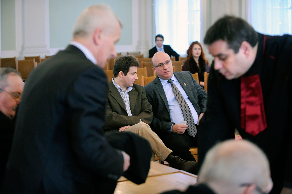 A tárgyalóteremben középen Tátrai Miklós és Császy Zsolt, előtérben a védelem képviselői, valamint jobbról Kovatsits Gábor ügyész