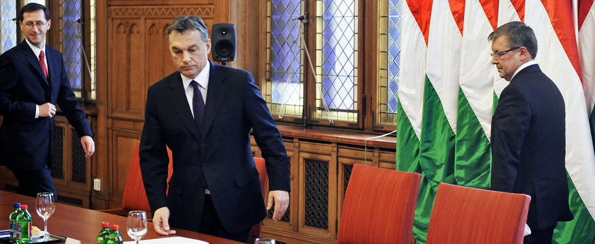 A tavasz nagy pillanatára várva. Varga Mihály tárca nélküli miniszter, Orbán Viktor miniszterelnök és Matolcsy György, az NGM vezetője