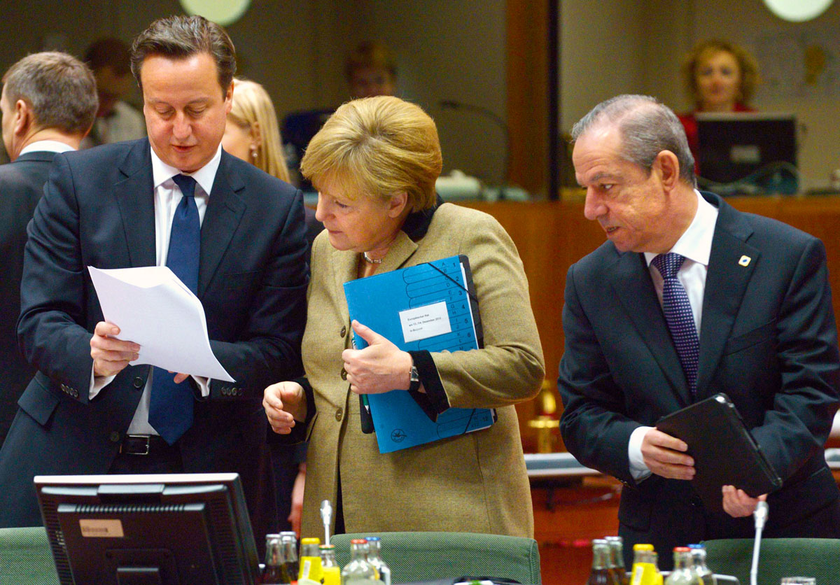 David Cameron brit kormányfő (balra) egyeztet Angela Merkel német kancellárral és Lawrence Gonzi máltai miniszterelnökkel decemberben. Most a megegyezés az első