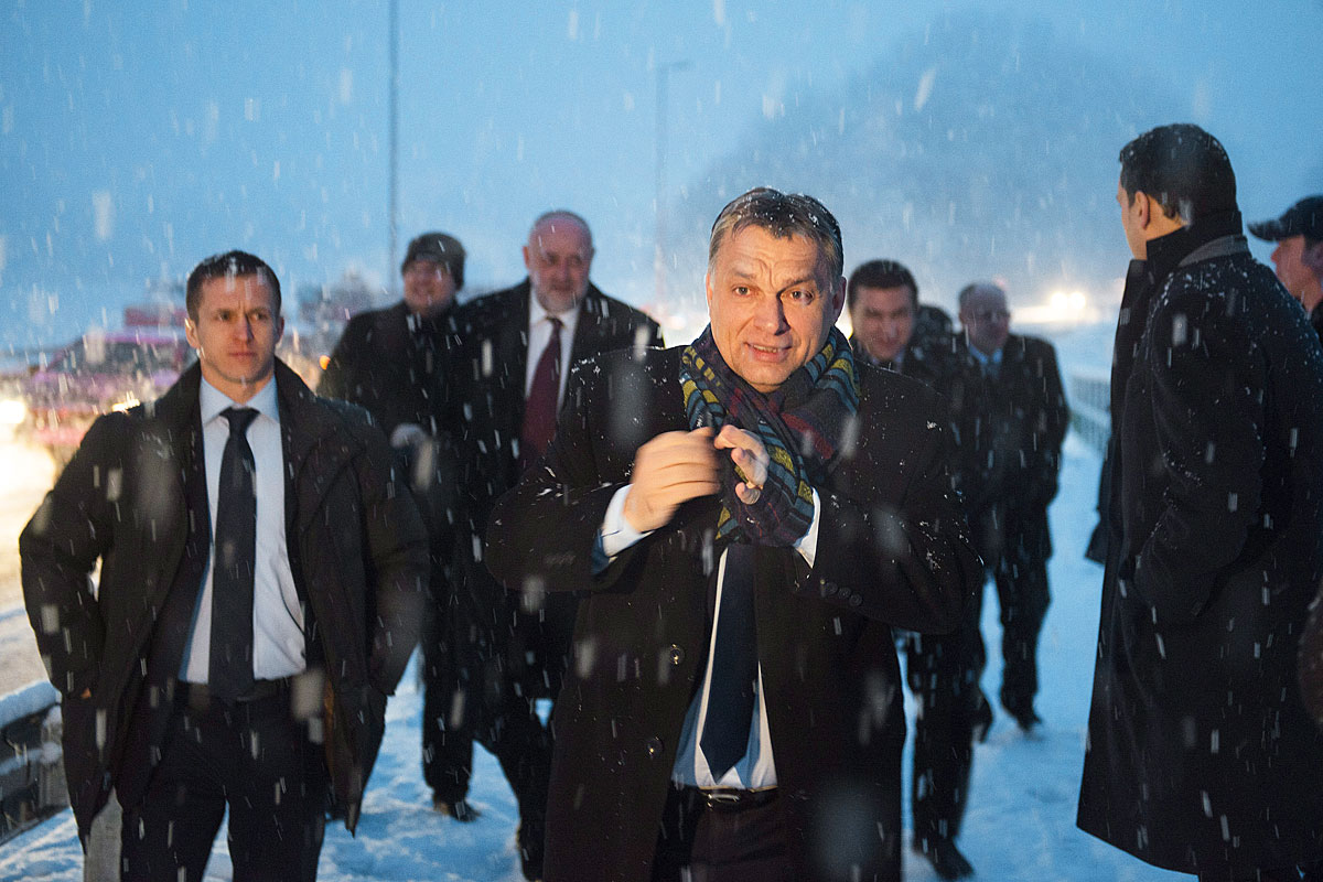 Orbán Viktor a kormányülés után átsétál a nemrégiben elkészült II. Rákóczi Ferenc Tisza-hídon Vásárosnamény és Gergelyiugornya között. A díjszedést is megoldja házon belül