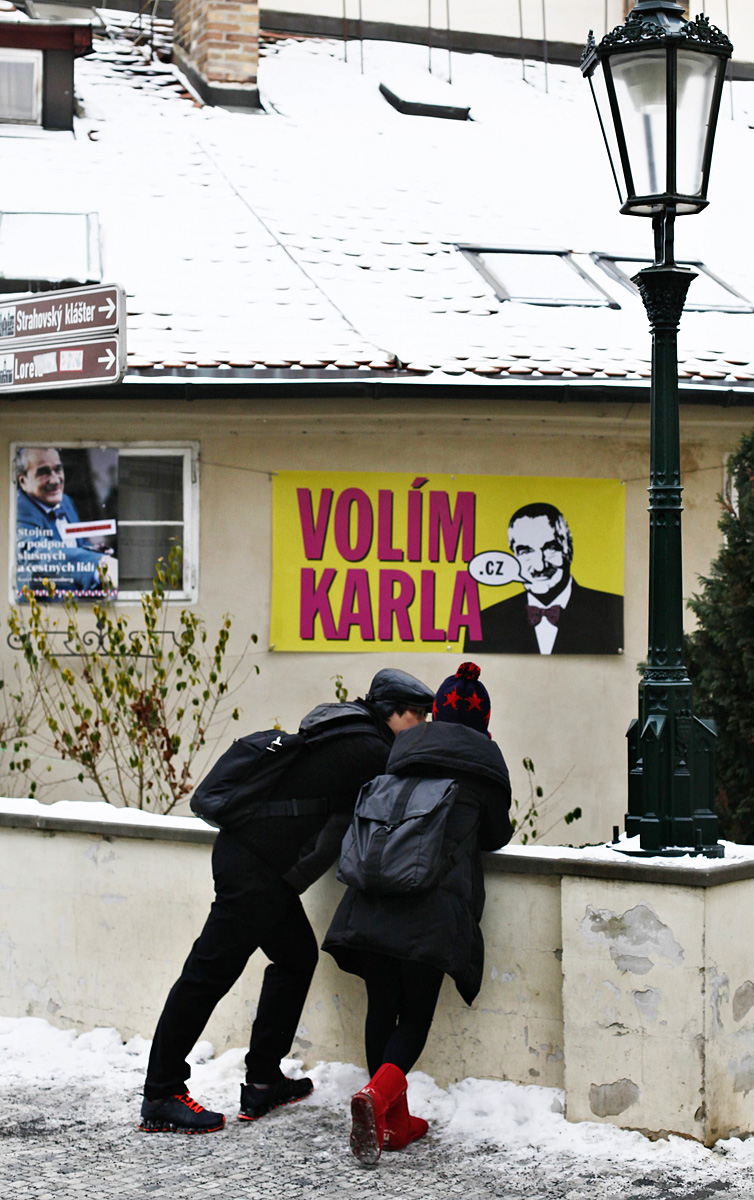 Karel Schwarzenberg herceget ábrázoló választási plakát Prágában 2013. januárjában