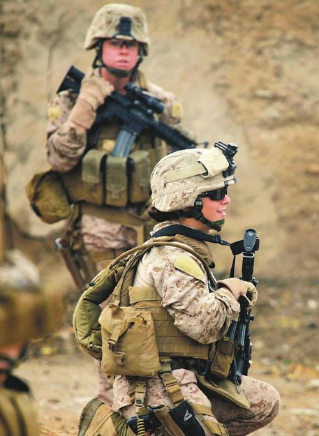 Afgán nőket segítő amerikai katonanők járőrözés közben
