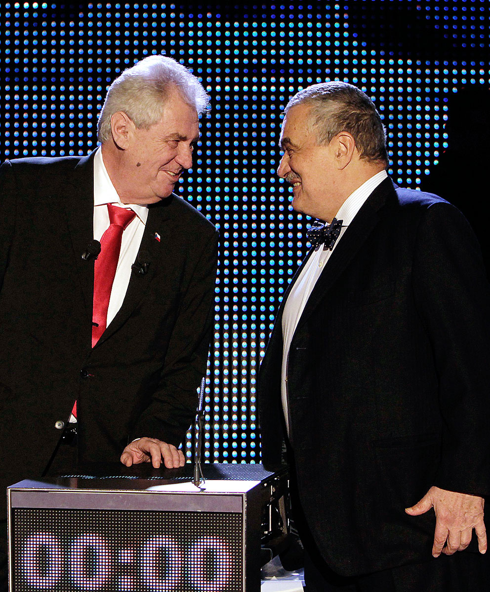 Milos Zeman (balra) és Karel Schwarzenberg a csütörtök esti tévévitájuk előtt. Előbb csevegés, aztán szópárbaj