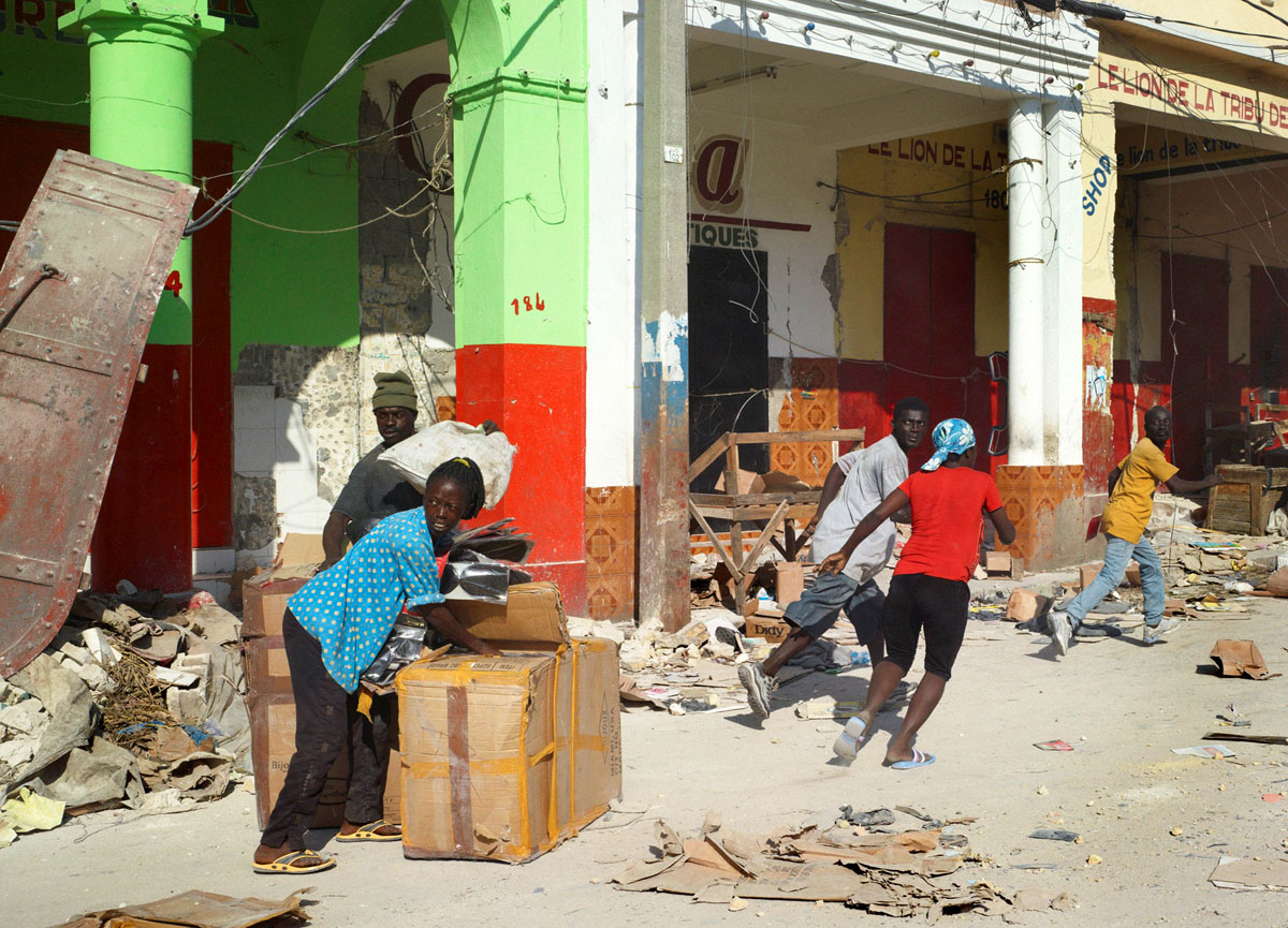 Luc Delahaye fődíjas képe Haitin készült. A címe: Fosztogatók