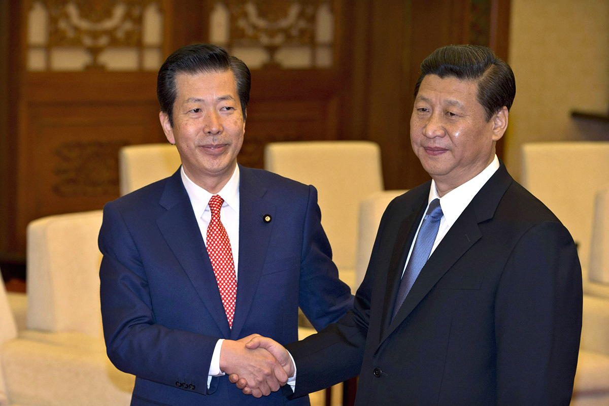 Natsuo Yamaguchi (L), leader of Japan's New Komeito party, shakes hands with China's president-in-waiting Xi Jinping during a meeting at the Great Hall of the People in Beijing, January 25, 2013. Yamaguchi said on Friday that he believed tensions wit