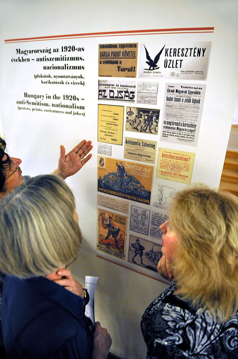 Antiszemita tablók az 1920-as évekből a Páva utcai Holokauszt Emlékközpont kiállításán