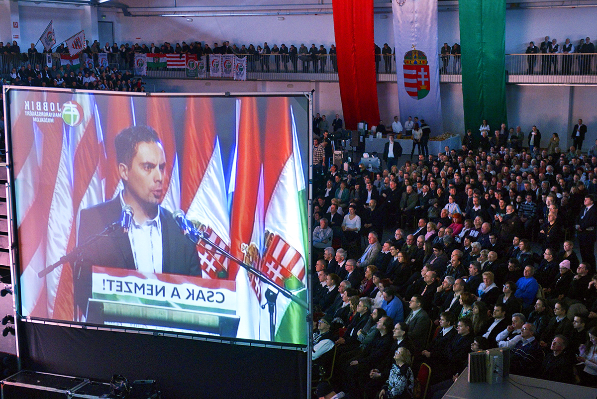 Vona Gábor, a Jobbik elnök-frakcióvezetője évértékelő beszédet mond a XI. kerületi Sportház Sport- és Rendezvénycsarnokban 2013. január 26-án