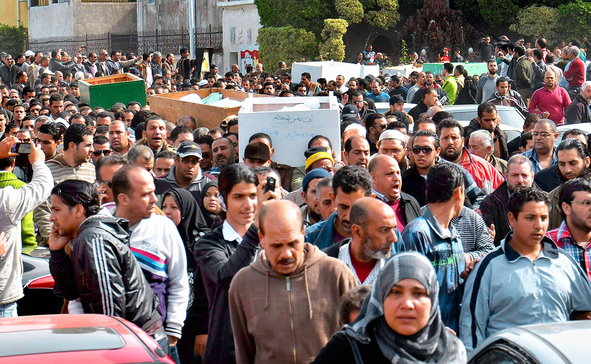 Gyászoló tömeg a szombati port-szaídi zavargásokban meghalt harminchárom ember vasárnapi temetésén. A szertartás mentén kirobban összetűzésben is életét vesztette egy személy