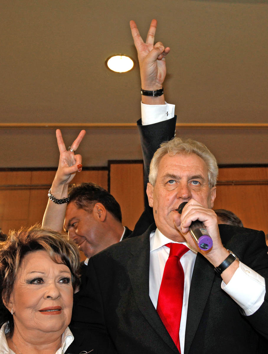 Hívei ünneplik az elnökválasztáson győztes Milos Zemant (mikrofonnal)